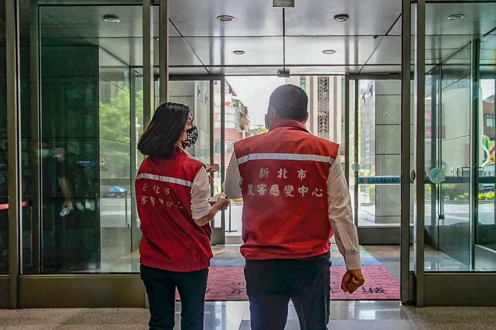 新北4歲幼兒染疫！400人塞爆篩檢站引民怨　侯友宜曝檢驗結果　