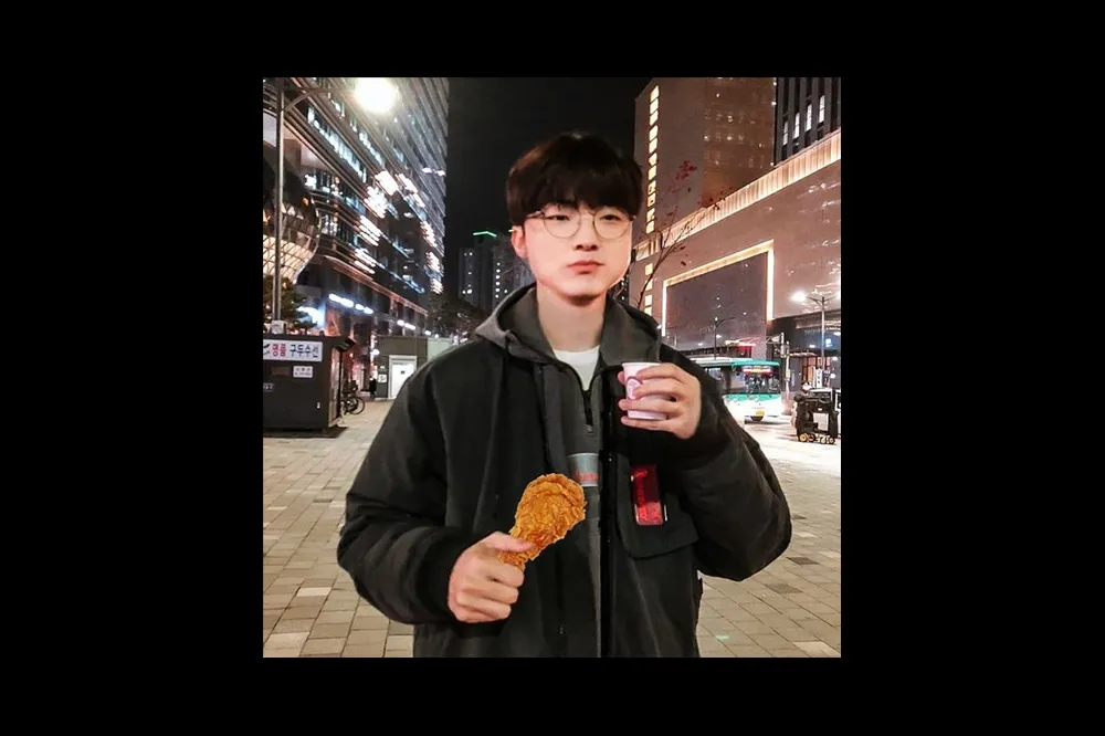 Faker 慶祝生涯千場決定請粉絲吃炸雞　網友笑虧：請全隊喝一瓶可樂的李哥去哪了？