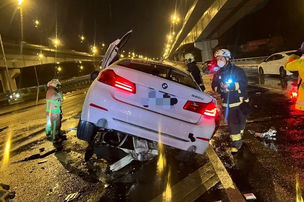 天雨疑飆速！BMW猛撞插進五楊分隔島　噴飛夾殺奪3命