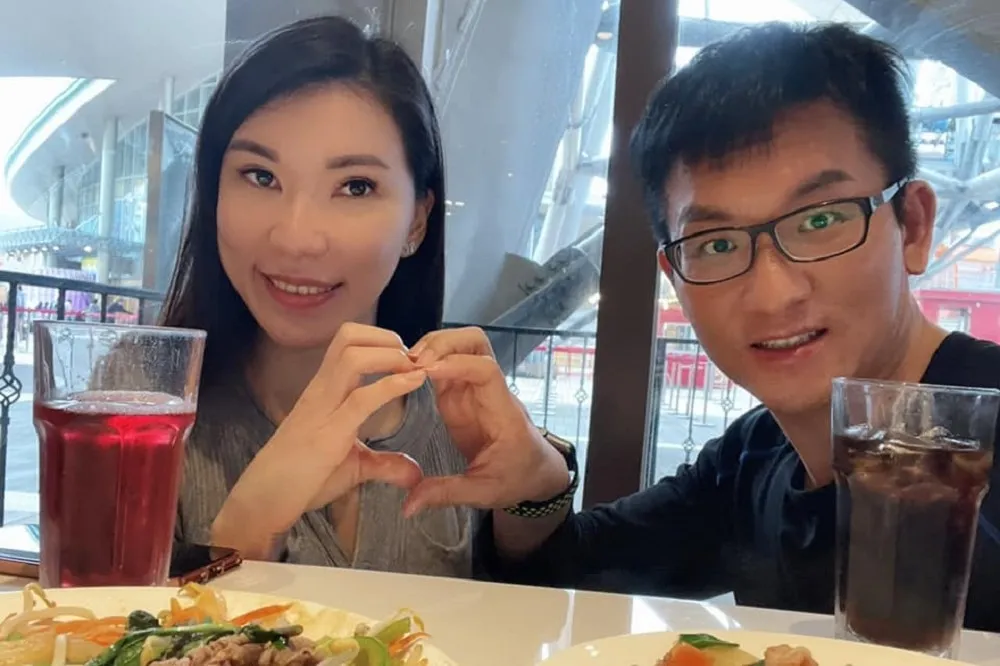 童仲彥入獄前梅開三度！與嫩模今簽字結婚　公主抱深蹲狂曬恩愛