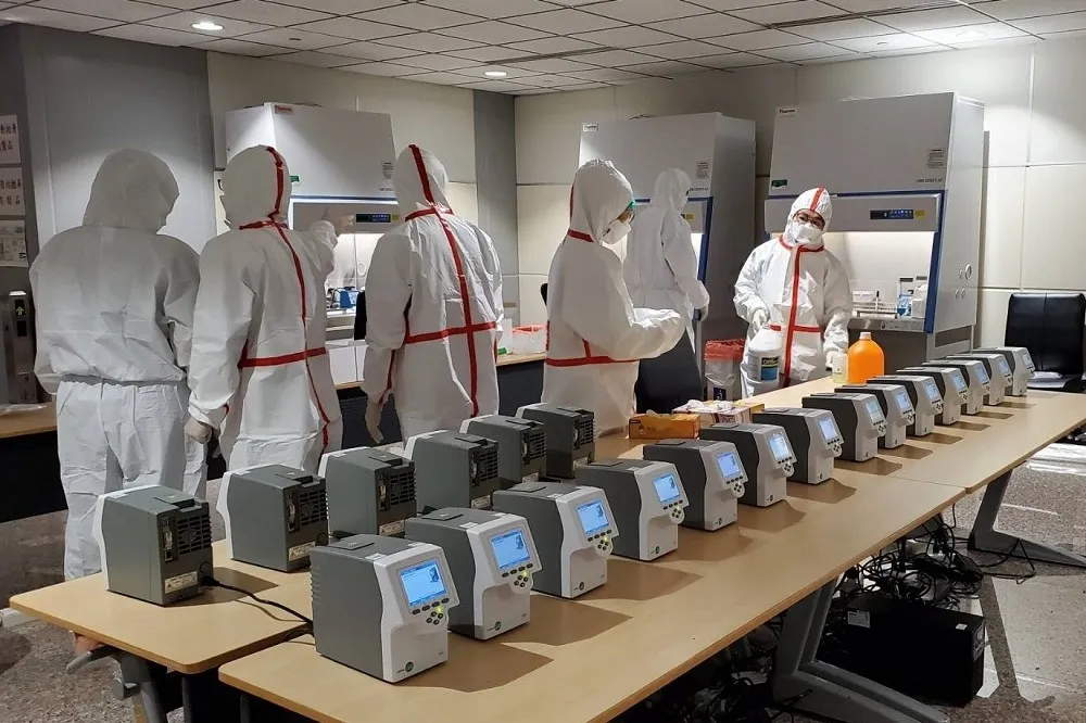 竄出第13條毒鏈！新北護理師染新序列Omicron　比對11名旅客揪源頭