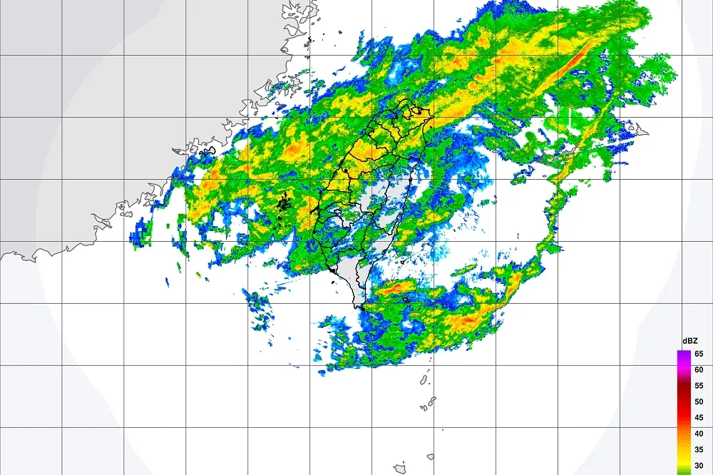 再撐1天！半個台灣大雨嘩啦啦　今晚再凍回10度「24、25日緩步放晴」
