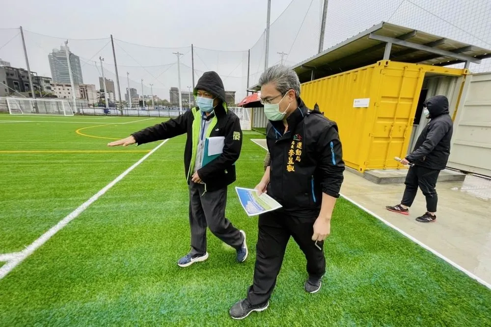 視察台中西屯8人制足球場工程　力推足球運動邁向國際