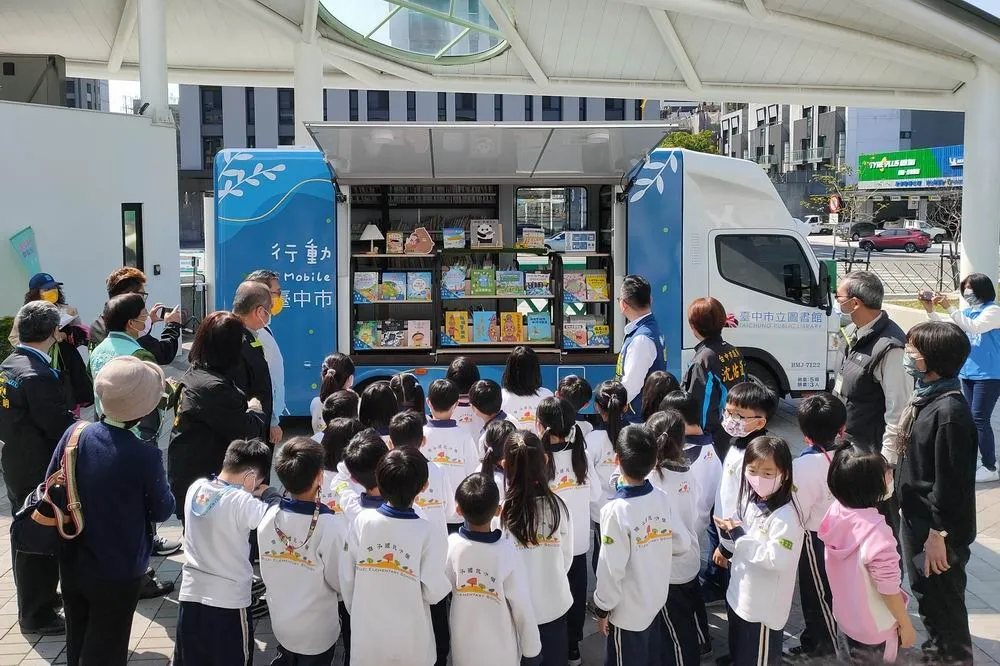 台中市第一部智慧綠能行動圖書車　行動服務閱讀不受限