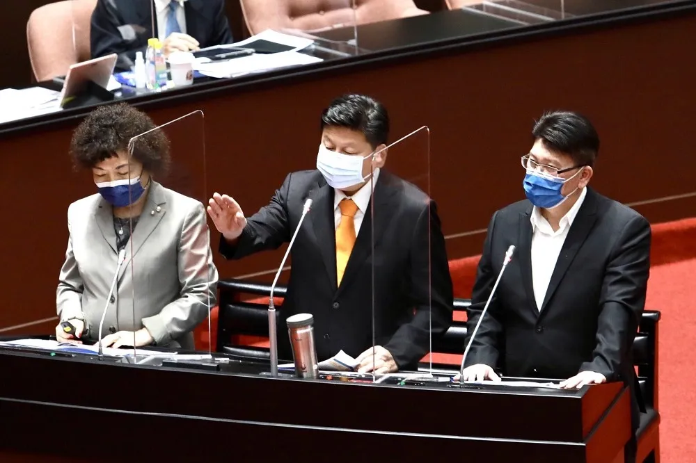 【質詢爆口角】傅崐萁譏「出一張嘴」　蘇揆拍桌痛斥：可恥！