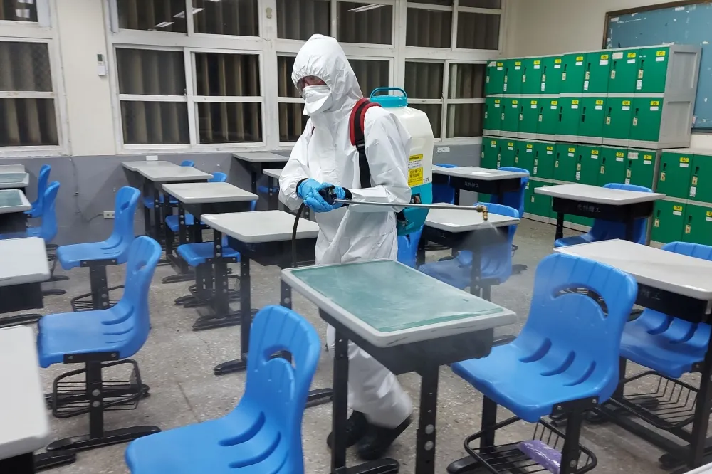 學生確診連爆！校園恐成病毒溫床　教育部：累計確診1173人