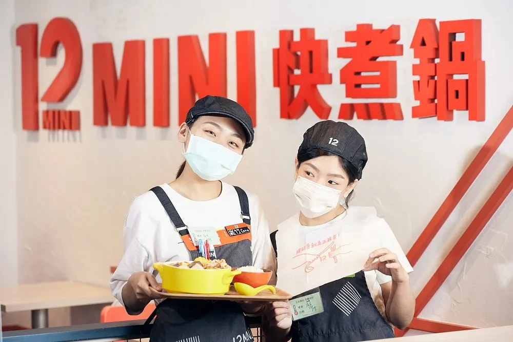 免費加肉！小火鍋霸主「12MINI」全新外帶門市台中公益店開幕　消費再送限量製圍兜兜