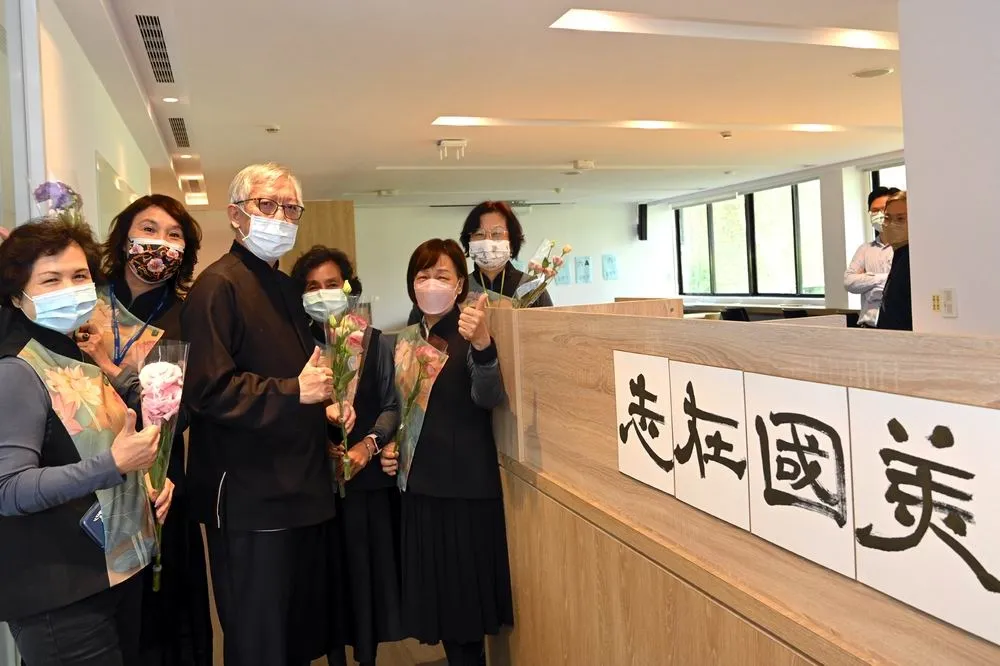 迎接婦女節　國美館館長梁永斐贈花致謝女性同仁志工
