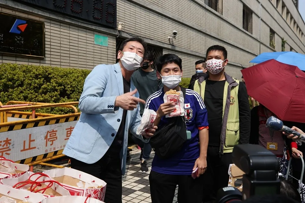 【電爆王美花】林為洲發雞排吸人潮　霸氣喊「有贊助就發到不缺電為止」