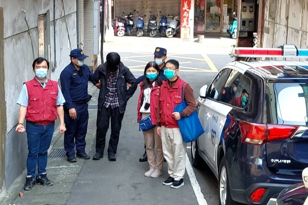至於嗎！狠男陽台被尿　竟買罐罐誘捕浪貓潑強鹼致死