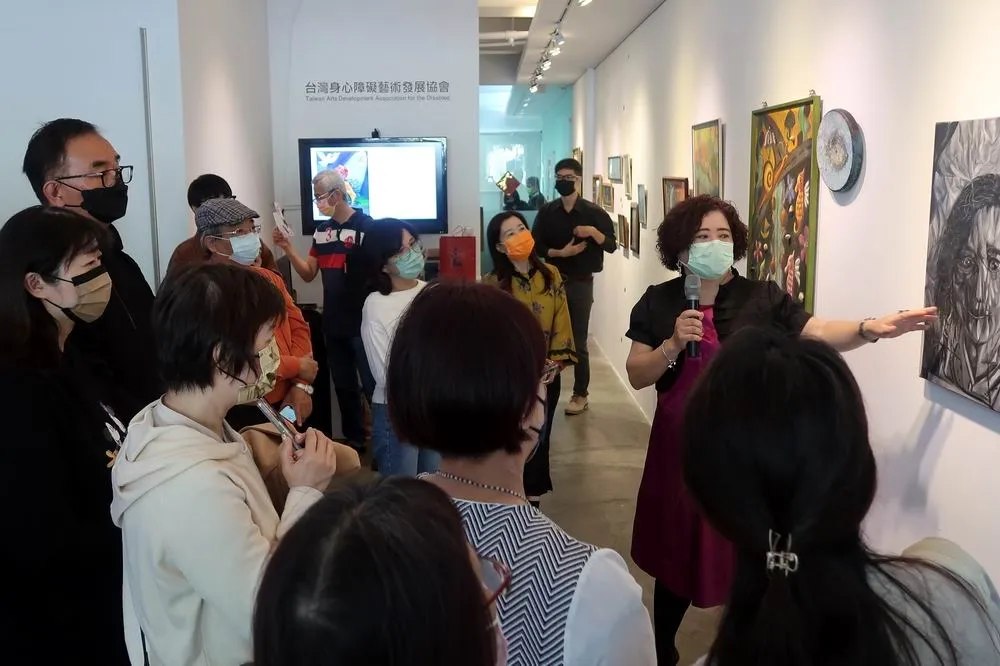 從思覺失調蛻變為藝海中的美人魚　李怡諗光之藝廊展出