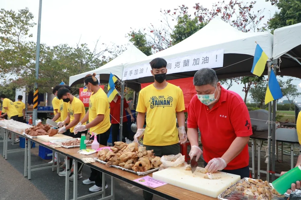 台南古都馬贊助商家用美食為選手加油  懸掛藍黃國旗聲援烏克蘭