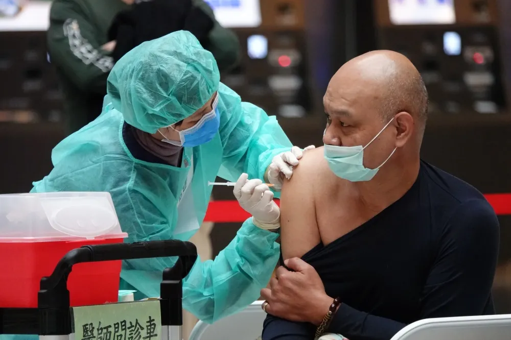  65歲以上長者打疫苗好康送　3/10起加碼贈500元衛教品