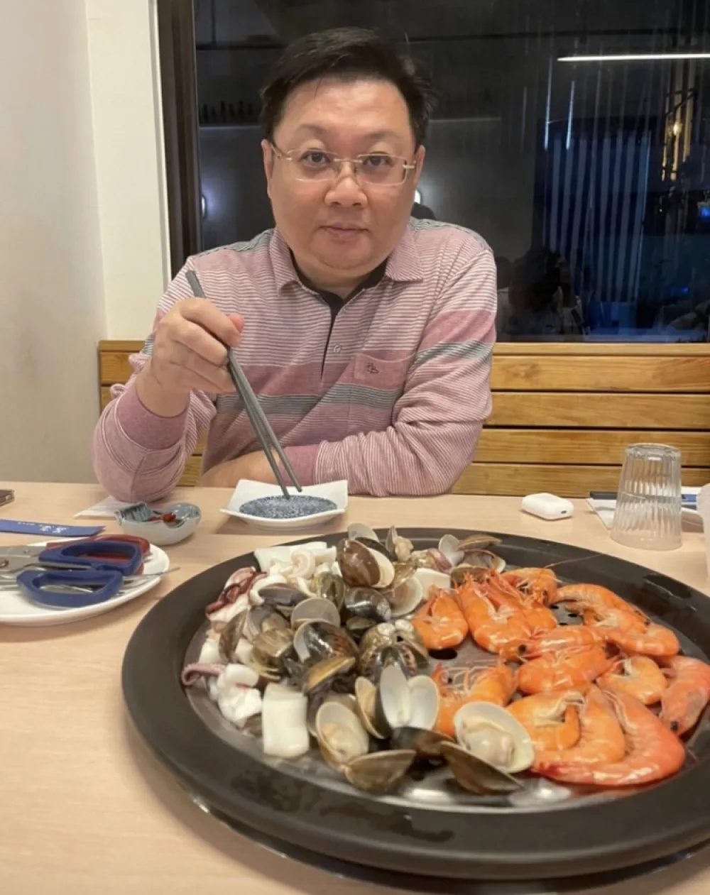 前公證人林智育化身美食達人 大啖肥美海鮮鍋！