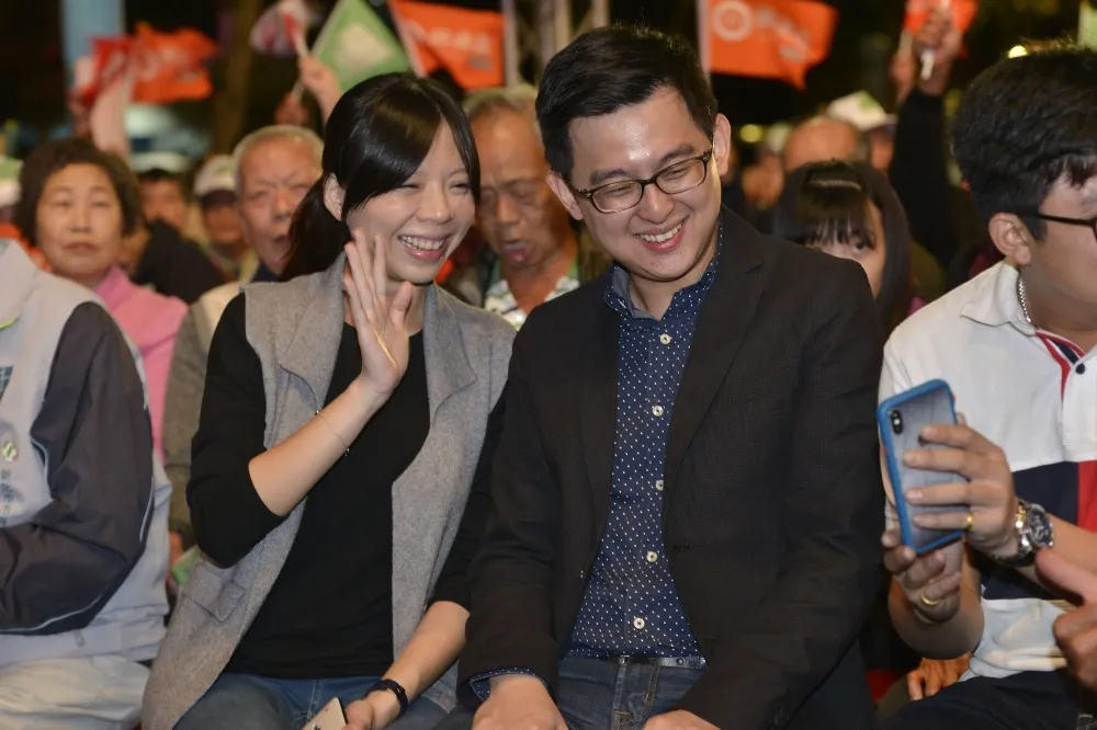 洪慈庸辭了12萬立院顧問職　助攻老公卓冠廷年底選戰