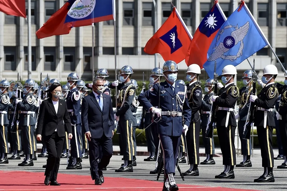 【圖輯】闊別16年！貝里斯總理率團訪台　總統府軍禮歡迎、頒贈勳章