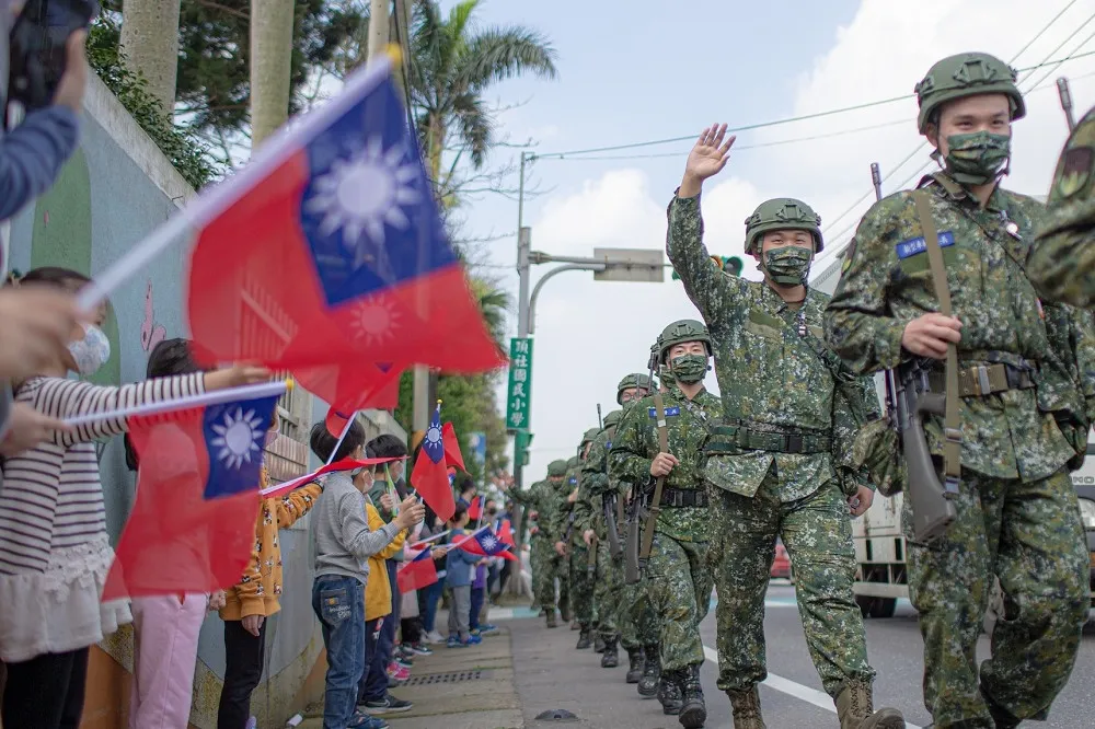 【最硬教召Day6】最硬10公里行軍考驗耐力及意志　小學生揮舞國旗為官兵打氣