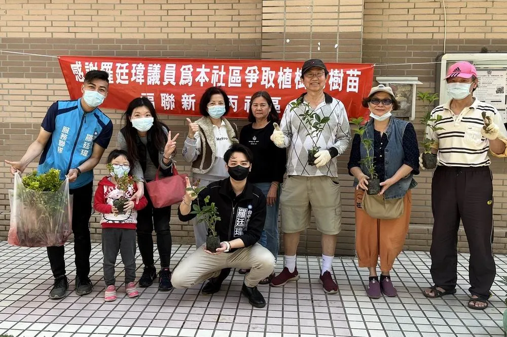 台中市議員羅廷瑋爭取6百株樹苗送社區　同時宣導防火安全