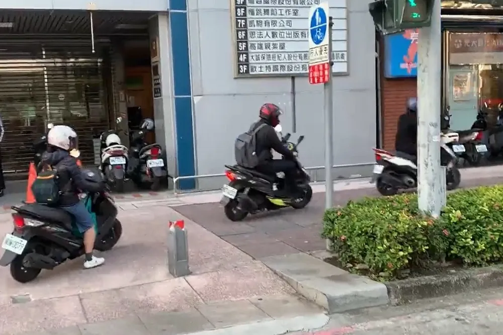 陳其邁怒了！機車「高雄式騎法」鬧上國際　警嚴格執法開出428張罰單