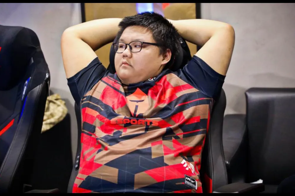 《英雄聯盟》惡意送頭延燒懶人包：晴天道歉沒收帳號，Faker 辱華被出征？