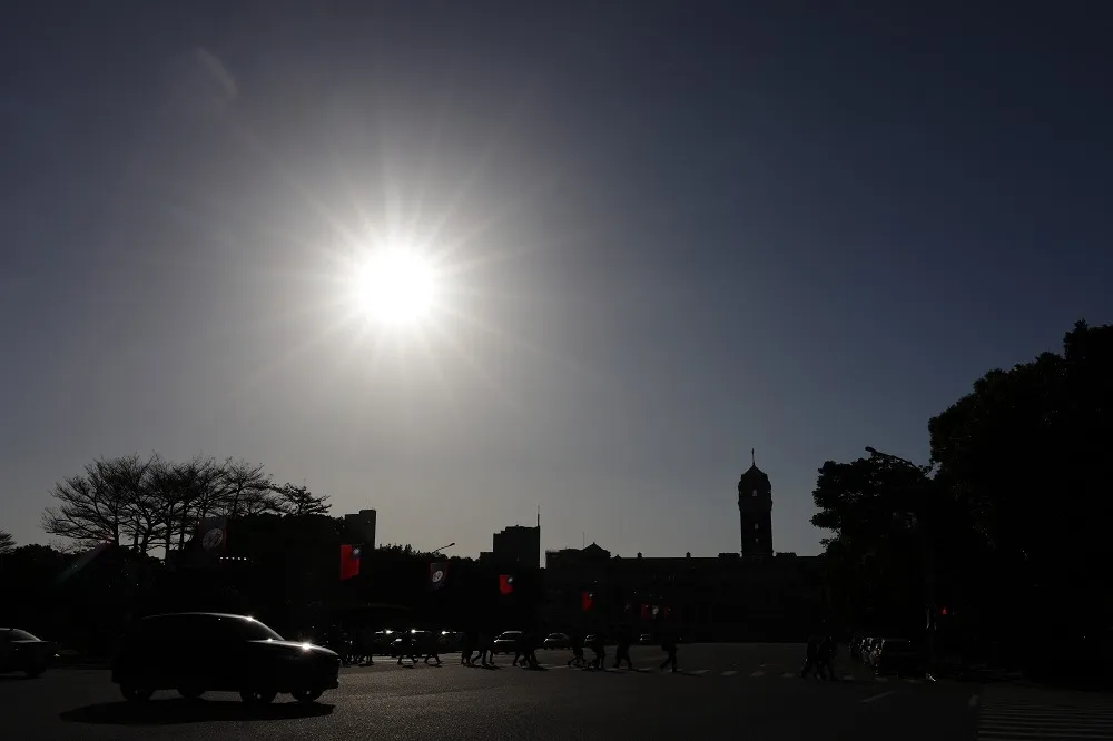 日頭赤炎炎！白天30°C→晚上15°C　這天挾雨鋒面殺到又轉涼