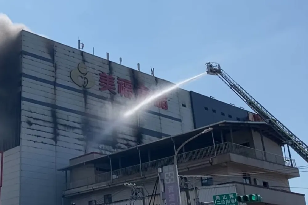 【最大牛肉進口商】美福倉儲大火悶燒3天！內藏8千公升柴油　「大鋼牙巨獸」北上救火