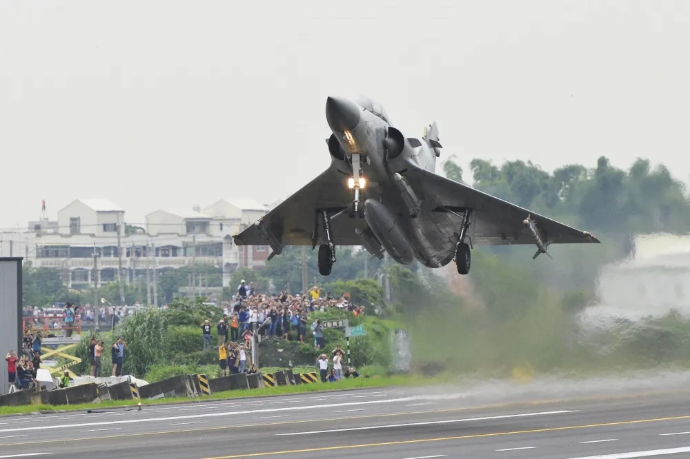【幻象墜海飛官獲救】父母喜泣赴台東　空軍：幻象戰機全面停飛執行「天安特檢」