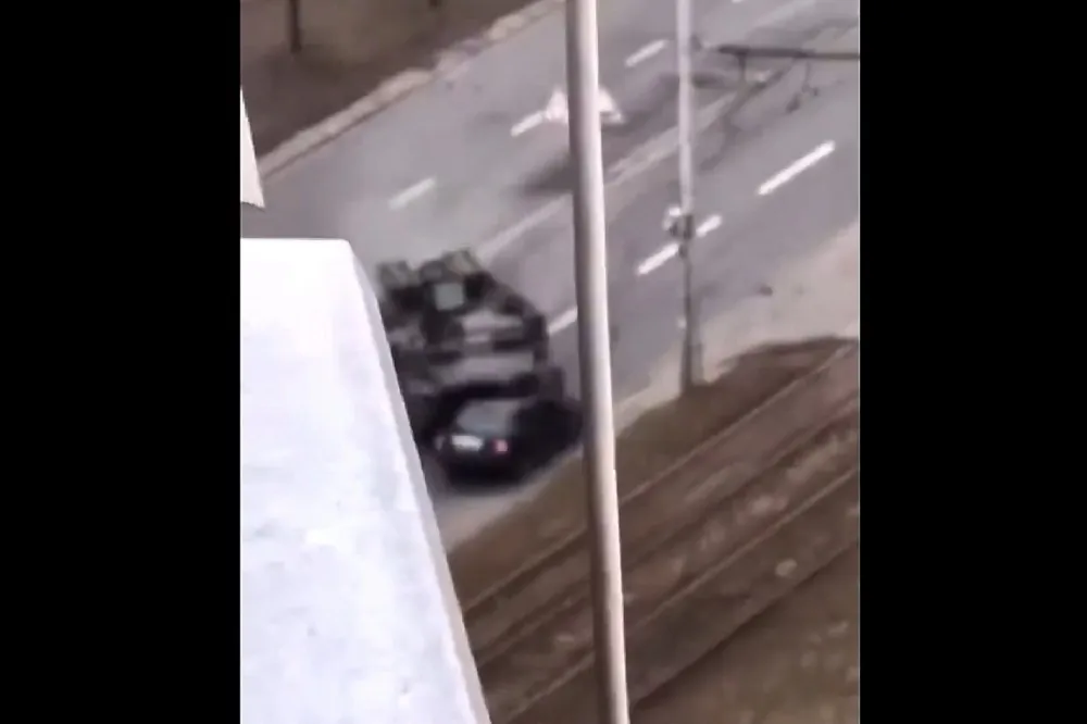 【影片】絕對不會對平民出手？俄羅斯政府軍坦克蓄意碾壓烏克蘭人民轎車