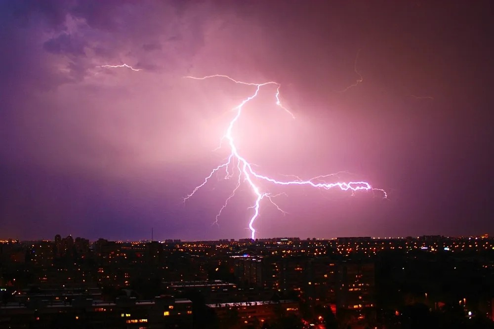 轟隆隆！北台灣明晚變天打春雷　18日清晨當心超巨雨彈