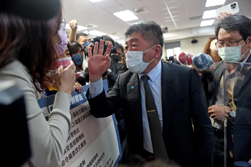 審福食遭嗆「疫情死800人」　陳時中氣到掉口罩：看看世界再想想台灣