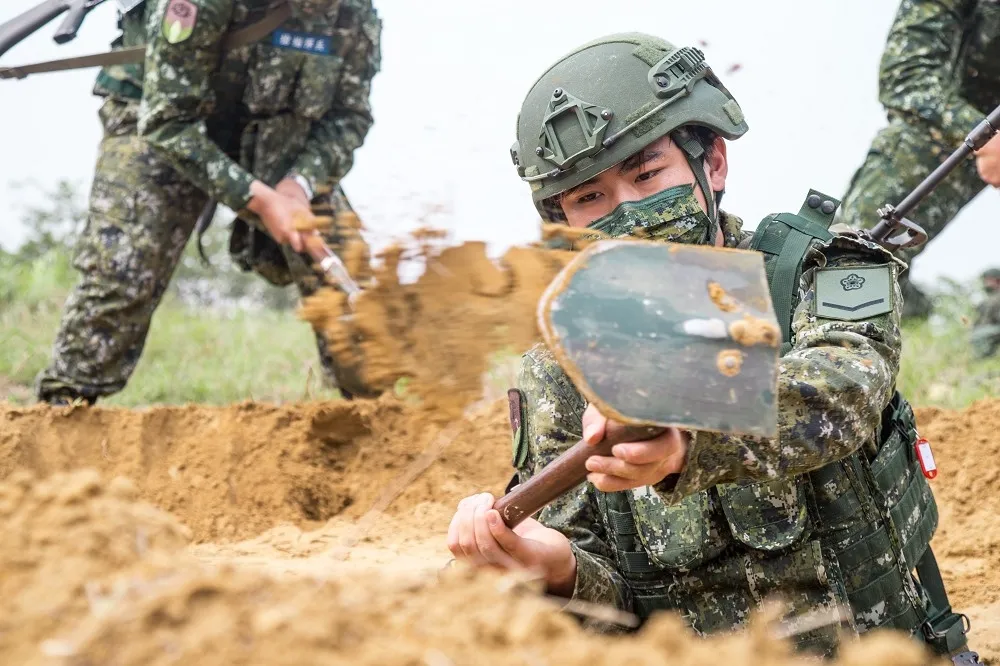 【最硬教召Day13】召員用圓鍬、十字鎬構築散兵坑　進戰術位置戒備