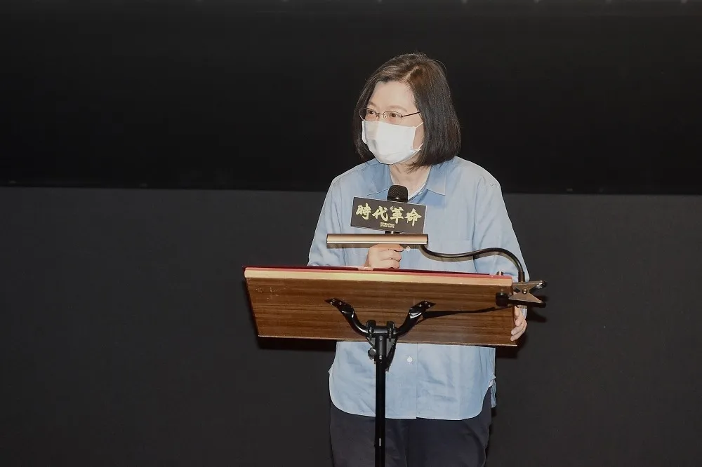 【借鏡香港經驗】包場看《時代革命》　蔡英文：民主自由沒有退讓空間