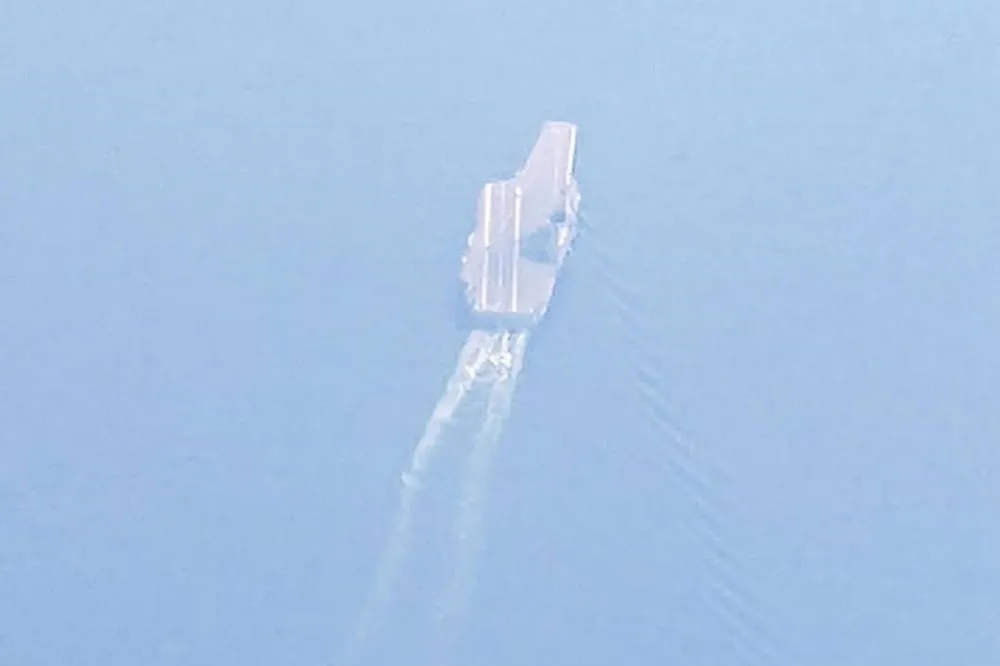 直擊！中國航艦「山東艦」通過金門外海　民眾搭機拍下罕見一幕