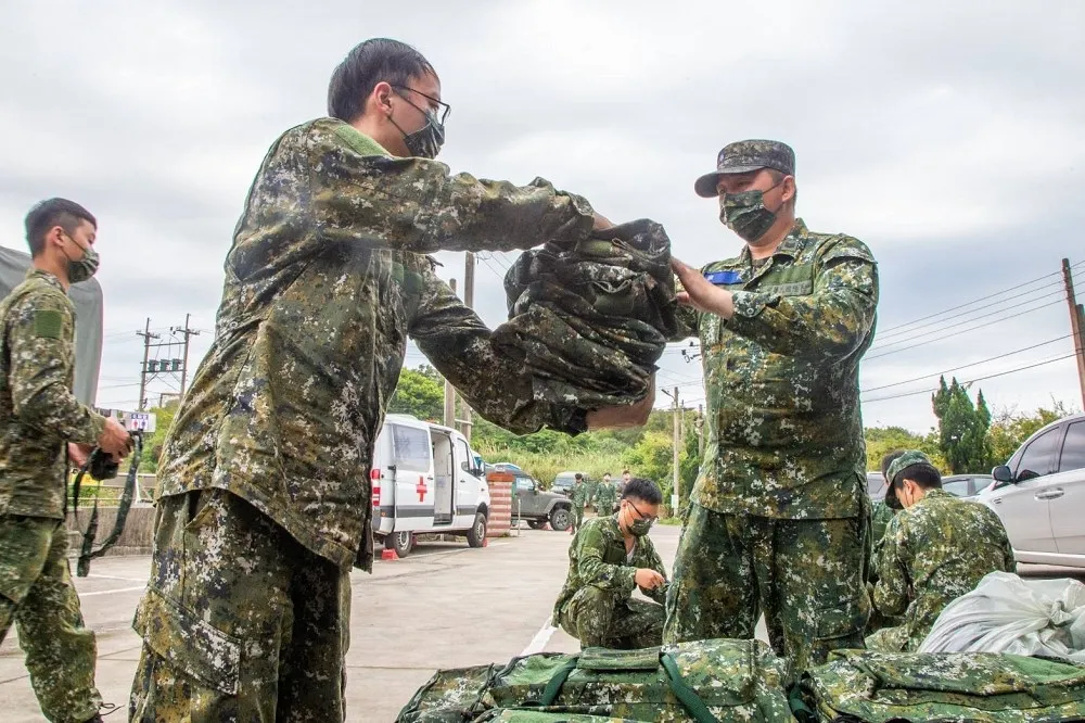 【最硬教召解編】挖兵坑×射實彈×10km行軍　邱國正擬「北中南比照做」