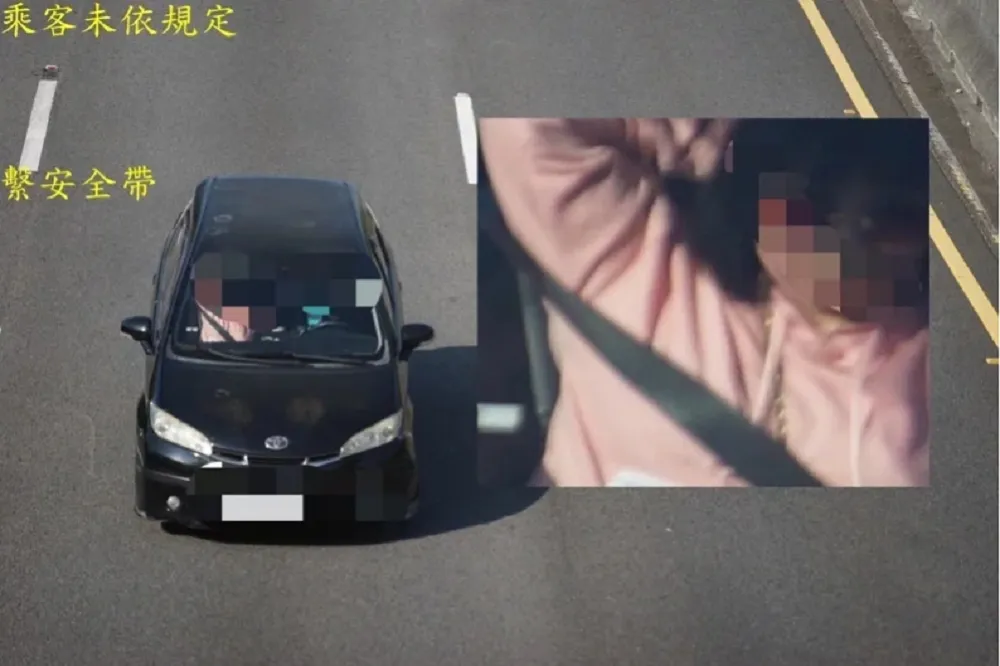抓個癢慘挨罰「未繫安全帶」　女哀號：乾！到底誰坐車手會一直舉