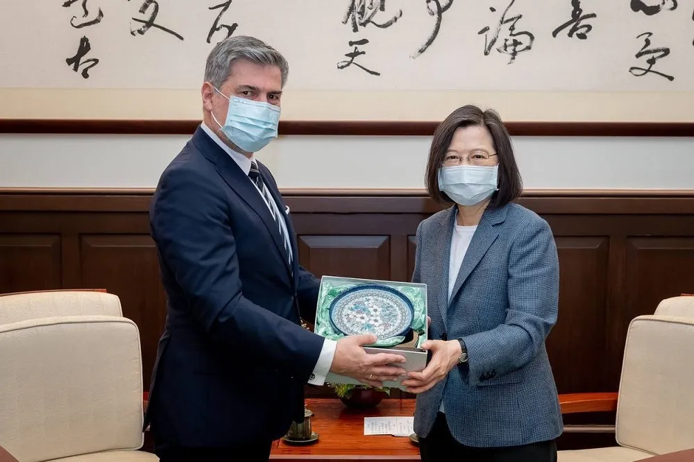 【關切難民安置】蔡英文接見波蘭駐台代表　高則叡見證台灣援助烏克蘭超高效率