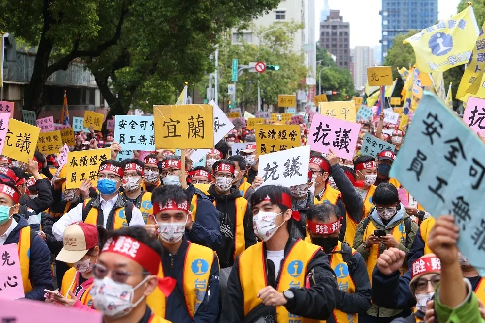 【影片】不滿台鐵公司化條例草案送審　工會 1500 人上街抗議
