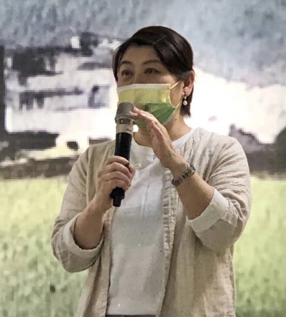 藝術家劉芳老師《多情的土地》 記錄疫情感悟 值得賞畫走讀 中華科技大學藝文中心開展