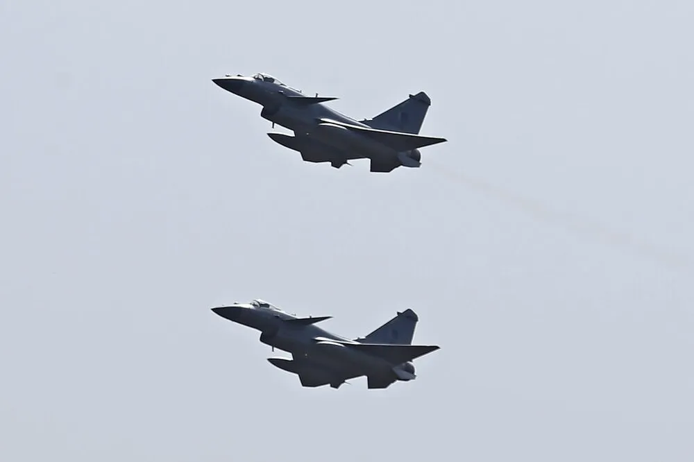 搭配梟龍與F-16　巴基斯坦殲10C新戰機首秀國慶閱兵
