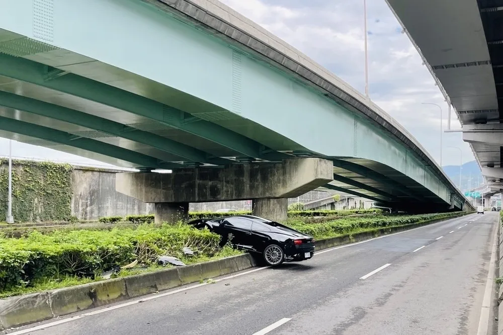 車頭GG！藍寶堅尼「8888」千萬超跑　打滑直插分隔島