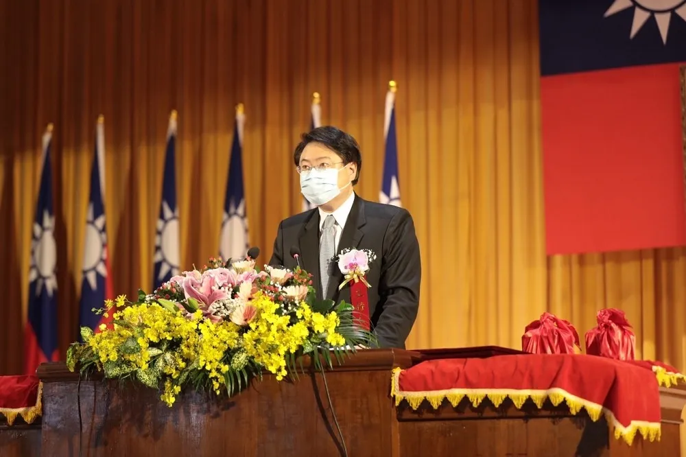 【快訊】基隆警中鏢！曾與市長「脫罩」近距接觸　林右昌即起居隔3天