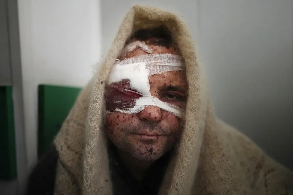 【俄烏戰火直擊】來不及讓所有人搭上逃命車隊　老太太問「能否幫我充電，可能有人打給我」