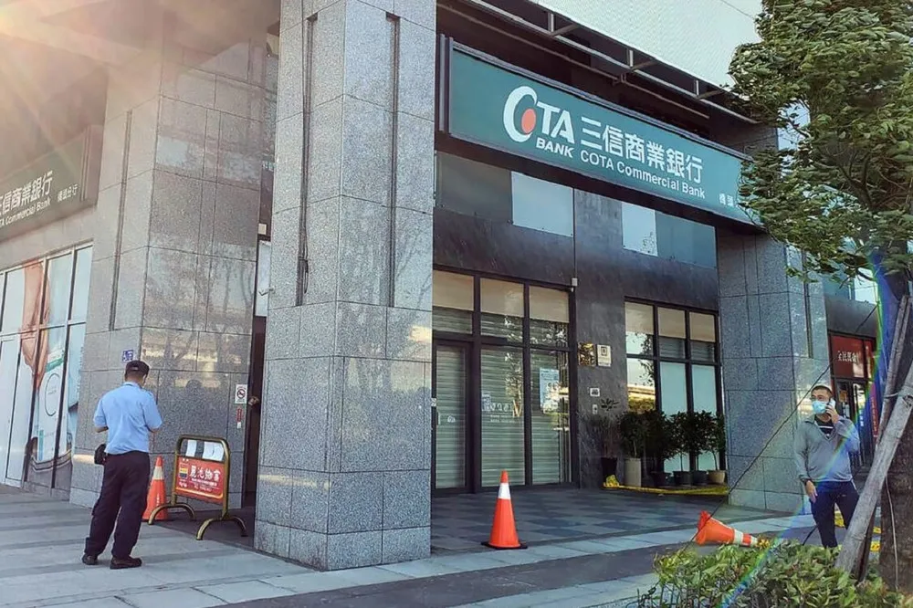 【高市三信銀遭搶】歹徒偽裝外送員　持辣椒水劫走5萬現金逃逸