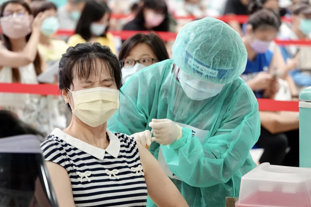 200元贈品只到月底！　18歲以上還沒打1、2劑疫苗卡緊喔