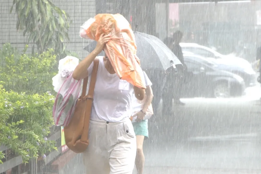 變天啦！全台10縣市發布大雨特報　越晚雨勢越猛