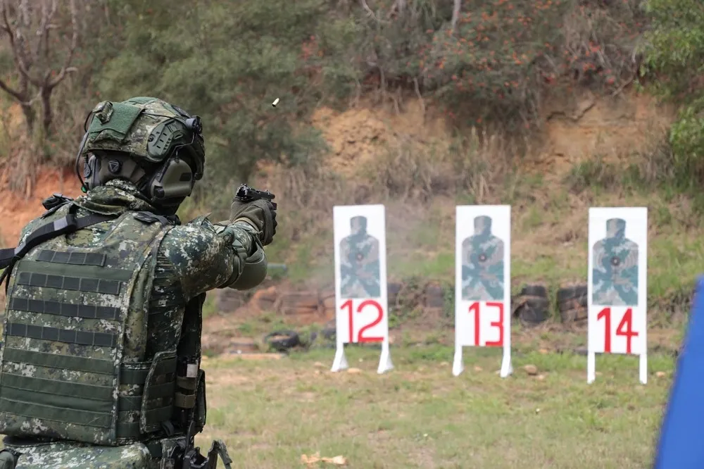 陸軍特戰部隊秀射擊帥照　竟違規戴「自購抗噪耳機」上場