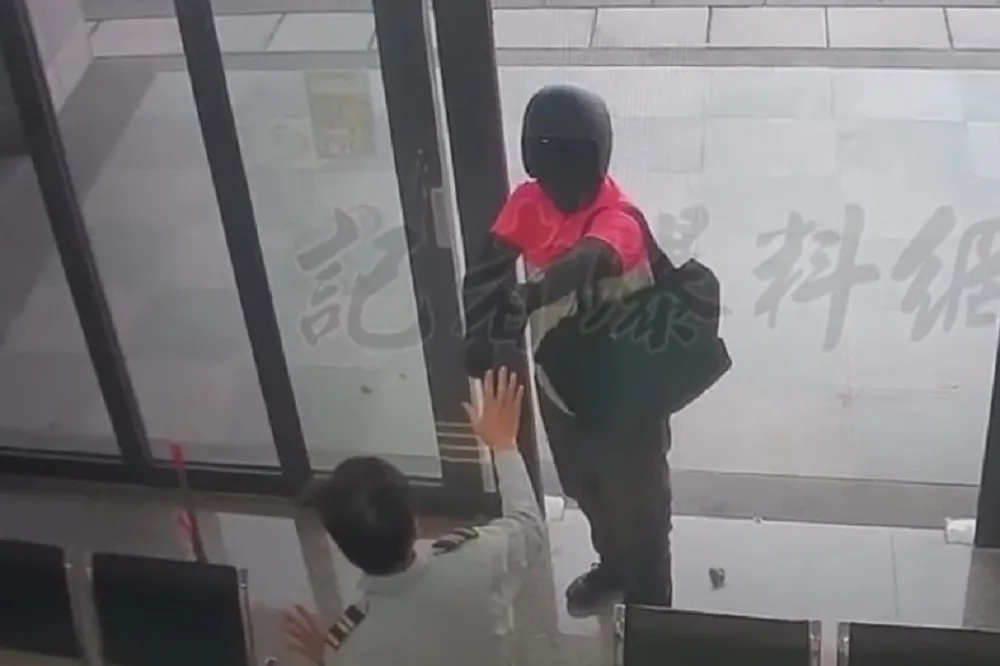 【傅胖達搶劫】穿熊貓外送服搶銀行　槍匪帶妻小遊南投落網