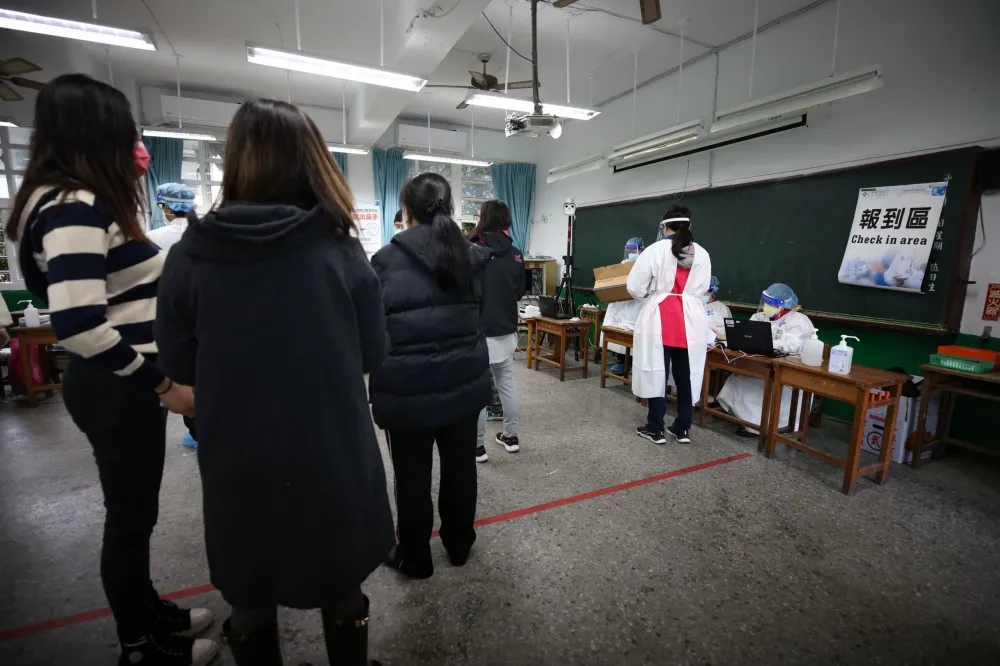 【桃園+4】大潭電廠群聚燒進校園　東勢國小停課10天+今急篩400師生