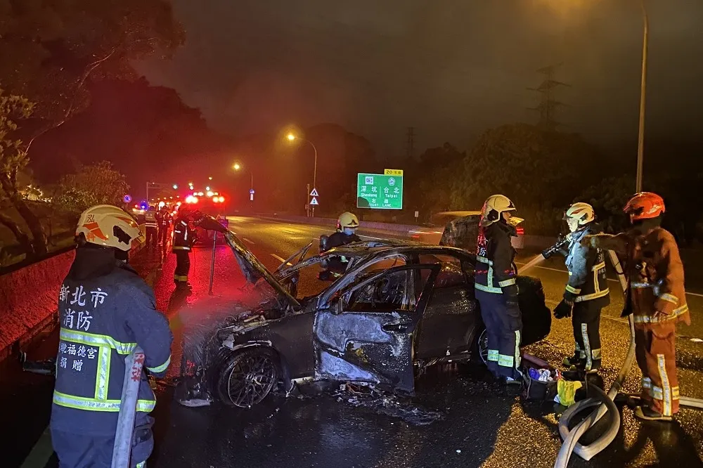 國道3號南港火燒車　駕駛、乘客緊急跳車撿回一命