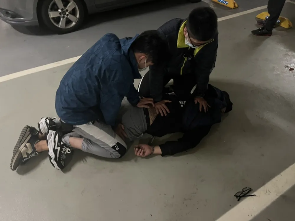 勇警抓詐欺犯遭槍擊　小腿中彈仍奮力逮人